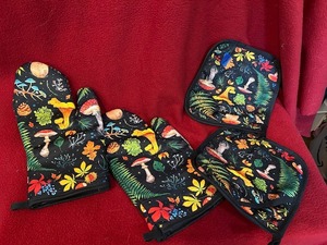 lot 113 image: Insulated nature themed potholders