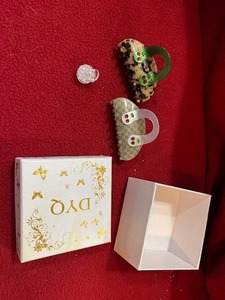 lot 134 image: Hair clips in a box