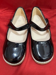 lot 141 image: Mary Jane style little girl shoes, European size 27 should equal a size 10 US