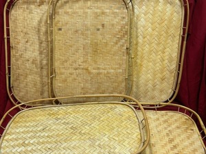 lot 148 image: 5 wicker TV trays
