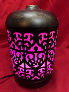 lot 180 image: Aromatherapy air infuser light changes colors