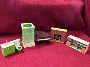 lot 182 image: Vintage 1970s Fisher-Price doll furniture needs cleaning