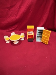 lot 183 image: Vintage 1970s Fisher-Price dollhouse furniture needs cleaning