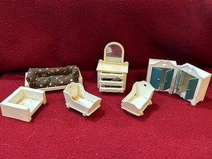 lot 184 image: Vintage 1970s Fisher-Price dollhouse furniture needs cleaning