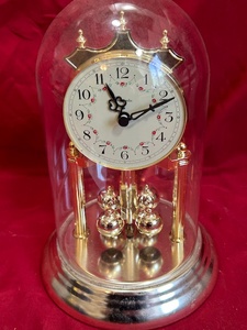 lot 197 image: Glass Topped mantle clock