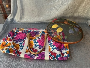 lot 217 image: Floral picnic net and duffel bag