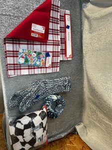 lot 219 image: Winter lot with checker blanket