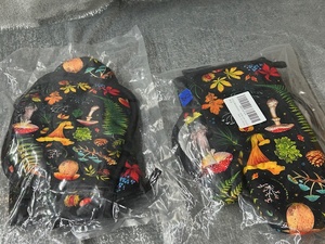 lot 242 image: Two brand new packs of potholders each one has two mitt and two flats