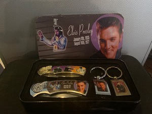 lot 2 image: Collectable ELVIS Knife and key chains in Tin-NICE