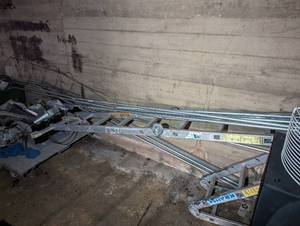 lot 4 image: Multi-use Aluminum Extendable LADDER