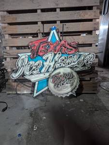 lot 196 image: Vintage Texas Ice House Coors Light Neon Light Sign
