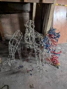lot 302 image: Outdoor Wire Christmas Decoration