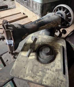 lot 323 image: Vintage Singer Manafacturing Co Sewing Machine and Armored Safe Corporation Floor Safe