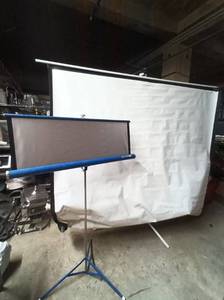 lot 423 image: Set of 2 Projector Screens