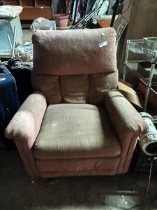 lot 289 image: Red Reclining Chair