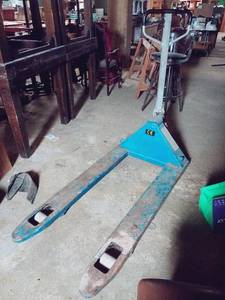 lot 146 image: Bishamon 5500 lb Capacity Hydraulic Pallet Jack
