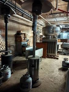 lot 104 image: Propane Patio Deck Heater w Propane Tank