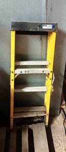 lot 68 image: Yellow 4 Ladder (Max Load 250 lbs)