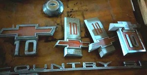 lot 413 image: Chevy 10 Car Emblems