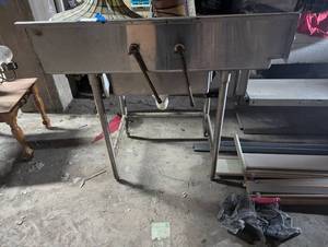 lot 393 image: Commercial Salvajor Sink