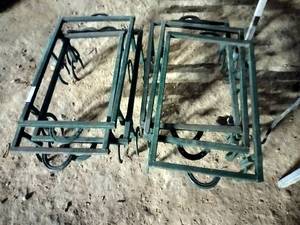 lot 421 image: Set of 6 Green Horseshoe Hanging Racks