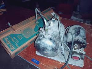 lot 424 image: Mixed Lot Fan Stand and Carbinated Pump