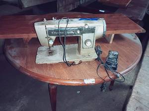 lot 178 image: Vintage Swinger Sewing Machine