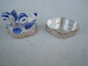 lot 32 image: Vintage Trinket Box with Cobalt Blue Ceramic Birds with Silver Tone Box