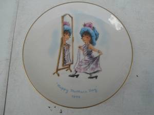 lot 33 image: Vintage 1975 Happy Mothers Day Moppets Gorham Fine China Plate, 8 12 rd., 3rd of Limited Edition