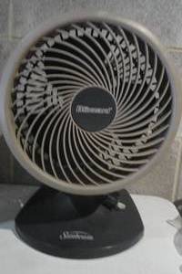 lot 49 image: Sunbeam Blizzard 3 Speed Fan, 9 in. rd x 14 in. High