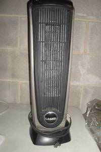 lot 52 image: Lasko Ceramic Element Oscillating Heater, 1, 2 or 4 Hour Timer, About 20 in. High, No Remote.