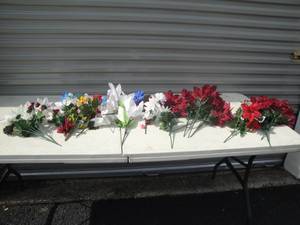 lot 98 image: Lot of Mixed Artificial Flowers