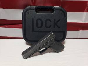 lot 3 image: NEW Glock 17 9mm Pistol, Gen 4 w Case