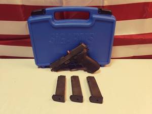 lot 29 image: Sig Sauer P226 .40CAL Double Action Pistol w 3 Magazines & Case