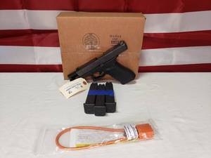 lot 33 image: Glock 17 Gen 4 9mm Pistol w 3 17 Round Magazines