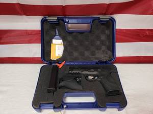 lot 48 image: Smith & Wesson M&P 40 Pistol w Maganize, Extra Grips & Case