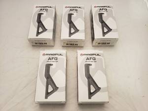 lot 580 image: MAGPUL Angled Fore Grip AFG1   Stealth Grey - QUANTITY 5 - BID IS TIMES THE QUANTITY