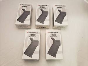 lot 624 image: MAGPUL MOE Grip   AR15M16   Stealth Grey - QUANTITY 5 - BID IS TIMES THE QUANTITY