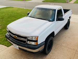 lot 1 image: 2007 Chevrolet Silverado Classic Two Door Short Bed 4 x 4 HD 1500 Pickup in Amazing Condition - Please See Description