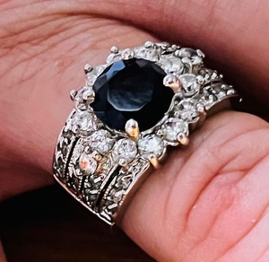 lot 2 image: 14KT Stamped White Gold Size 7-8 Womens Ring WDark Blue &amp Clear Stones