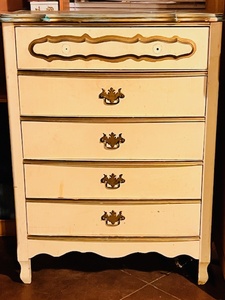 lot 41 image: Vintage French Provential Five (5) Drawer DresserChest of Drawers