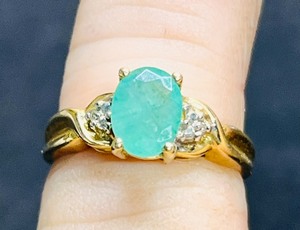 lot 15 image: 10 KT Gold Size 7 Ring WEmerald &amp Diamonds