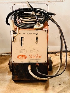 lot 7 image: Vintage Modern Engineering Co. MECO Big Red A. C. Arc Welding Machine
