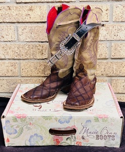lot 26 image: Size 8-12 Womens Roper Style Macie Bean Boots W Pockets at the Calves &amp Christine Alexander Black Leather Rhinestone CowgirlWestern Belt Size S