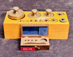 lot 37 image: AntiqueVintage Lot of Brass Calibration Weights For Grams &amp Grains