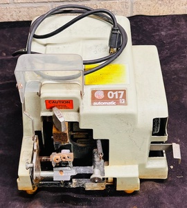 lot 76 image: Vintage ILCO 017 Automatic Key Cutting Machine
