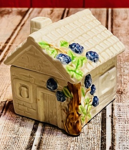 lot 90 image: Vintage 1980 Enesco Ceramic Cottage Sugar Bowl WGrape Vines