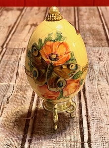 lot 95 image: Very Delicate Hand Crafted Collectible Egg