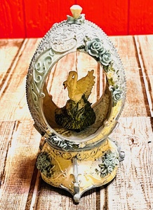 lot 97 image: Sankyo Pearl Resin Egg Shaped Music Box WSwans inside - Plays Some Enchanted Evening