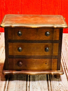 lot 113 image: Vintage JewelryMusic Box WContents